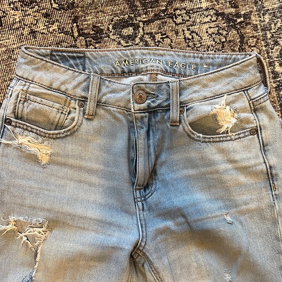American Eagle Hi-Rise Tomgirl distressed light washed jean - Picture 5 of 6